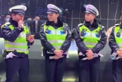 酒吧保安吃瓜视频,吃瓜视频引发网友热议