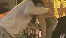 酒吧保安吃瓜视频,吃瓜视频引发网友热议