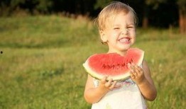 儿童夸张的吃瓜,小家伙们的夸张吃瓜大作战