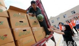 天津公交吃瓜,市民热议的街头现象