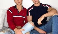 母女吃双瓜,甜蜜时光温馨记录