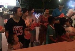 夜市吃瓜比赛,吃瓜大赛，谁才是瓜王？