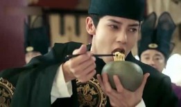 穿越皇子吃瓜,宫廷风云中的吃瓜日常