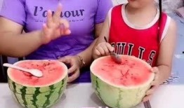 给妈妈吃瓜,为妈妈送上清凉甜蜜的瓜果盛宴